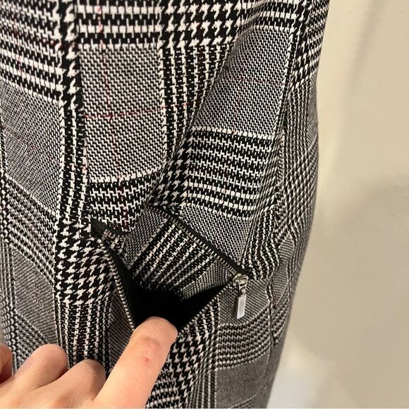 Sleeveless Black and White houndstooth Plaid print knee length Dress - Picture 5 of 12